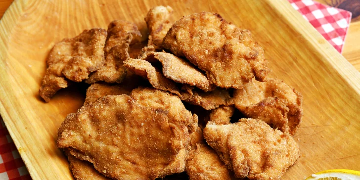 Řízková párty se spoustu příloh a dezertem pro dva i partu: až 1 kg masa, salát i hranolky