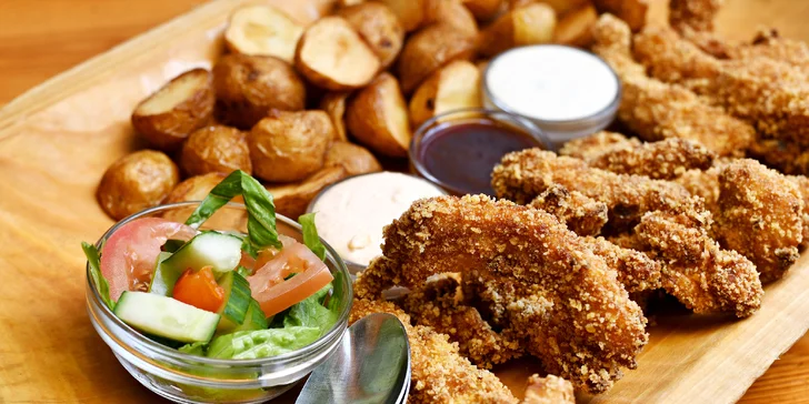 Řízková párty se spoustu příloh a dezertem pro dva i partu: až 1 kg masa, salát i hranolky