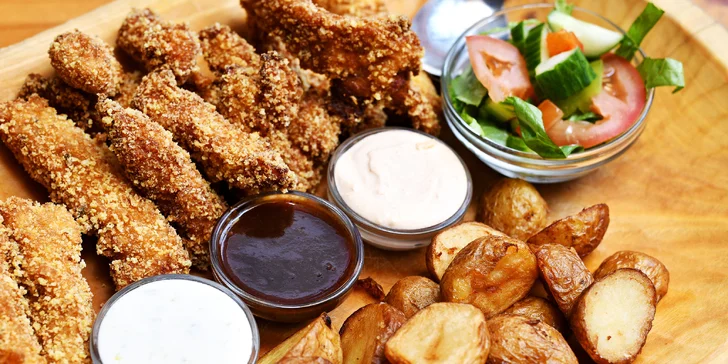 Řízková párty se spoustu příloh a dezertem pro dva i partu: až 1 kg masa, salát i hranolky