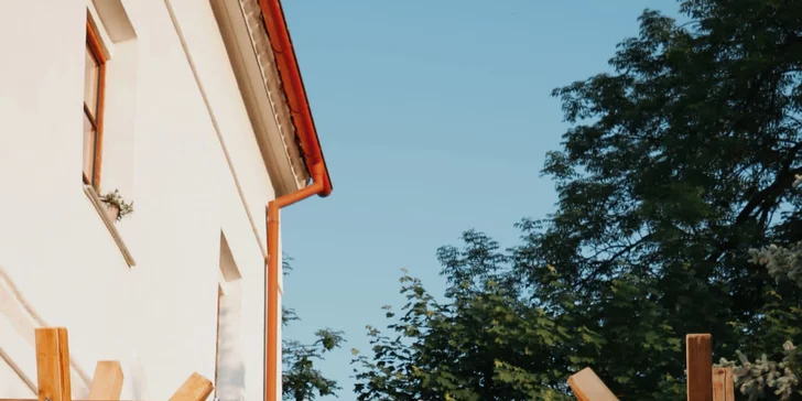 Pobyt ve zrekonstruovaném zámku Lešany se snídaní, v nabídce i apartmán s wellness