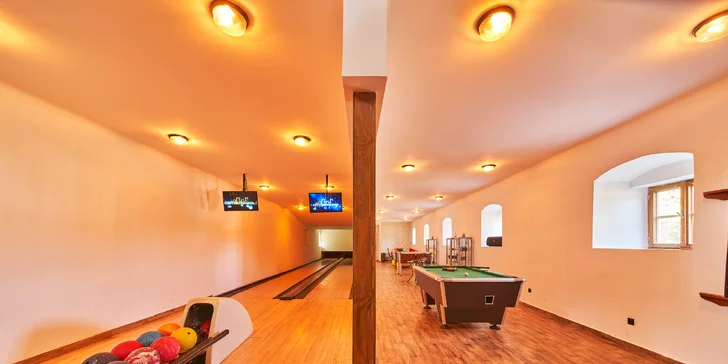 Pobyt ve zrekonstruovaném zámku Lešany se snídaní, v nabídce i apartmán s wellness