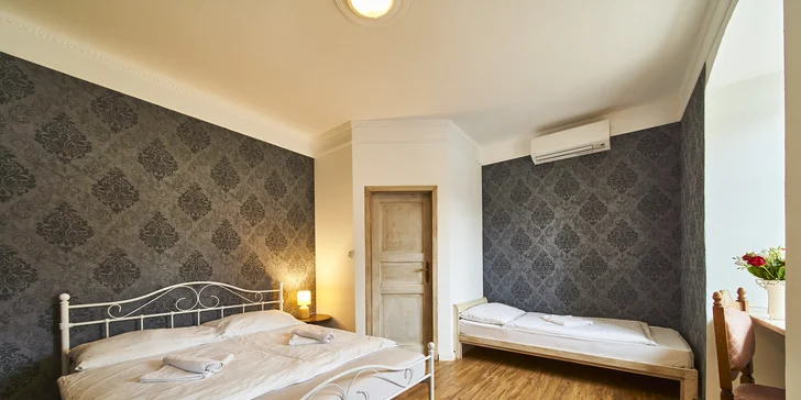 Pobyt ve zrekonstruovaném zámku Lešany se snídaní, v nabídce i apartmán s wellness