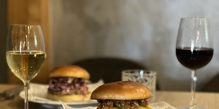 KouZi Kitchen v Hrnčířích: burger či hotdog pro 1 nebo 2 osoby, možnost přílohy