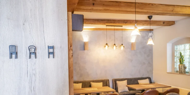 KouZi Kitchen v Hrnčířích: burger či hotdog pro 1 nebo 2 osoby, možnost přílohy