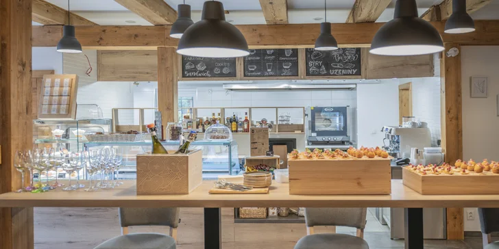KouZi Kitchen v Hrnčířích: burger či hotdog pro 1 nebo 2 osoby, možnost přílohy