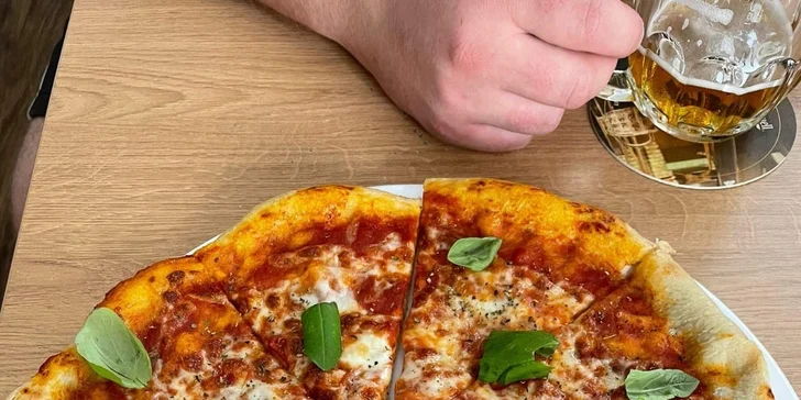 Pizza podle výběru z 9 druhů pro 1 nebo 2 osoby: sýrová, salámová, hawaii aj.