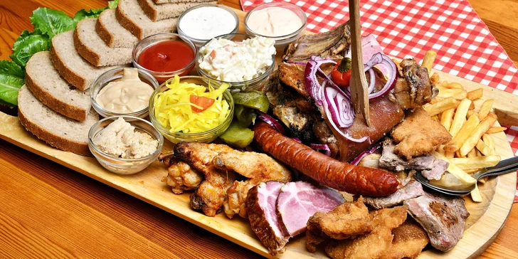 Svejkovského koryto plné masa a dobrot s přílohami: až 11,5 kg kolena, řízků a klobás i salátu a hranolků