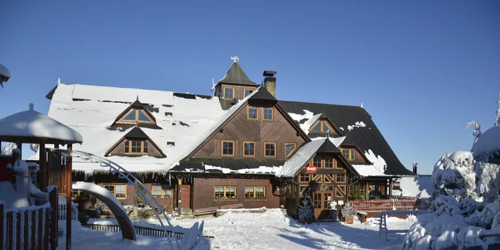 Horský hotel stojící na hřebeni Javorníků: strava i pobyt se saunou, skipasem nebo elektrokoly