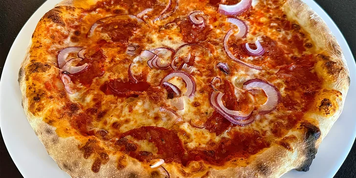Pizza podle výběru z 9 druhů pro 1 nebo 2 osoby: sýrová, salámová, hawaii aj.