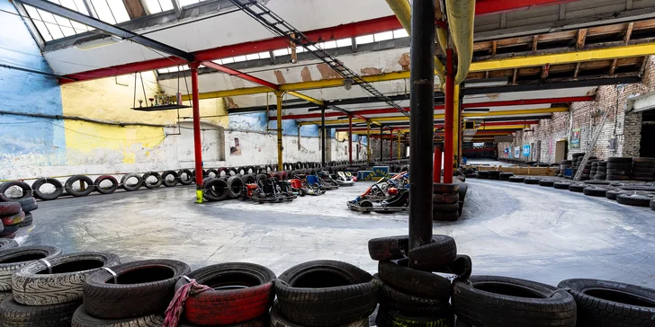 Prožeňte motokáru: 10 až 30 minut jízdy na velkém okruhu ve čtyřúrovňové hale pro 2 osoby