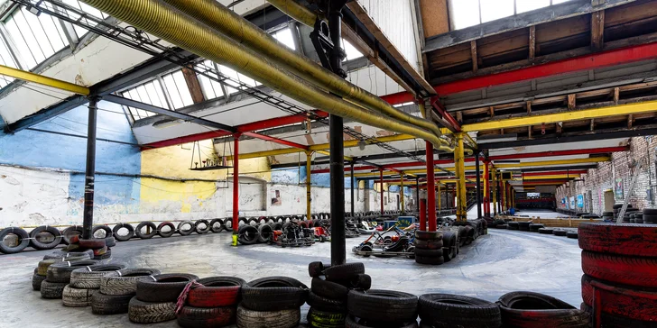 Prožeňte motokáru: 10 až 30 minut jízdy na velkém okruhu ve čtyřúrovňové hale pro 2 osoby
