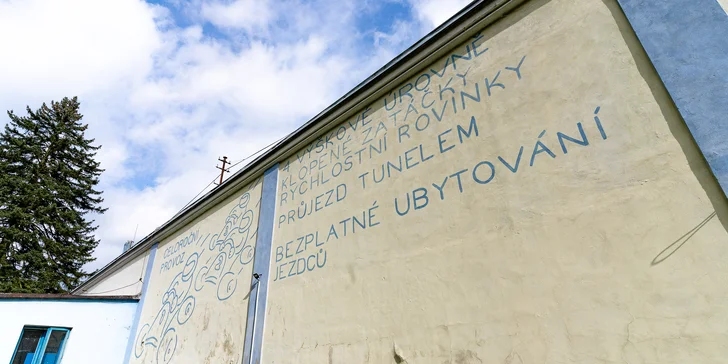 Prožeňte motokáru: 10 až 30 minut jízdy na velkém okruhu ve čtyřúrovňové hale pro 2 osoby