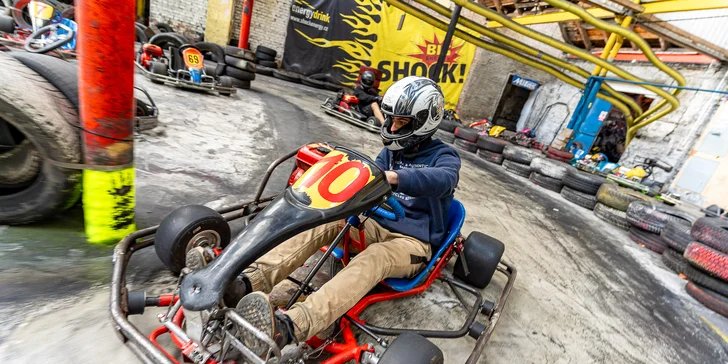 Prožeňte motokáru: 10 až 30 minut jízdy na velkém okruhu ve čtyřúrovňové hale pro 2 osoby