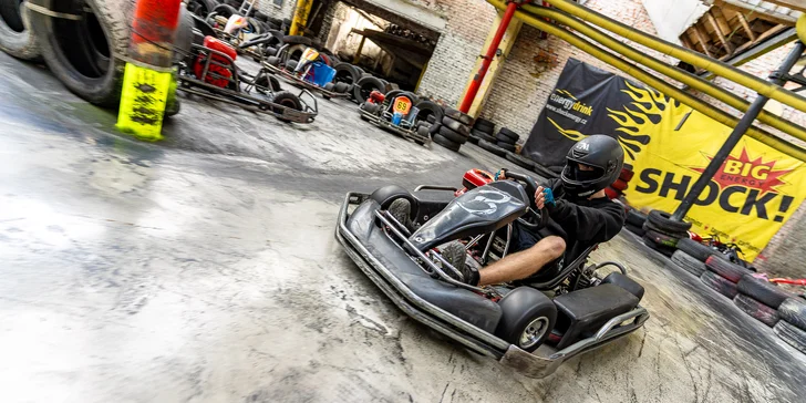 Prožeňte motokáru: 10 až 30 minut jízdy na velkém okruhu ve čtyřúrovňové hale pro 2 osoby