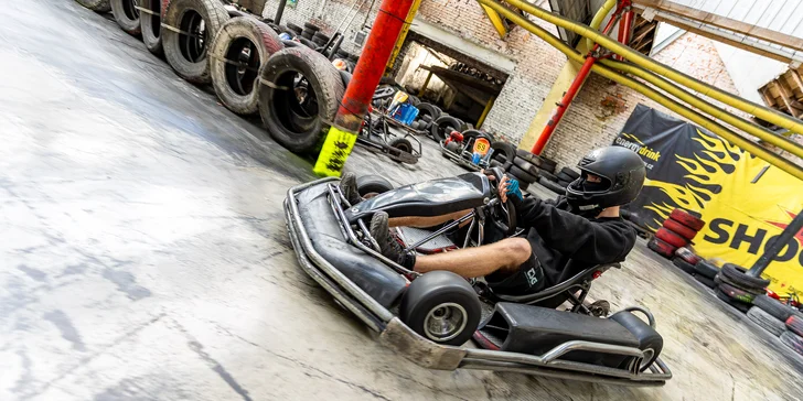 Prožeňte motokáru: 10 až 30 minut jízdy na velkém okruhu ve čtyřúrovňové hale pro 2 osoby