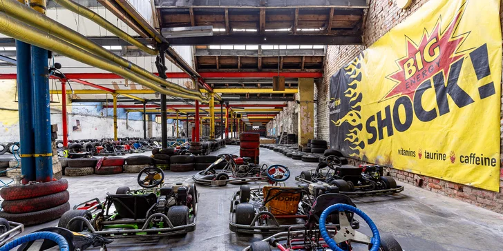 Prožeňte motokáru: 10 až 30 minut jízdy na velkém okruhu ve čtyřúrovňové hale pro 2 osoby