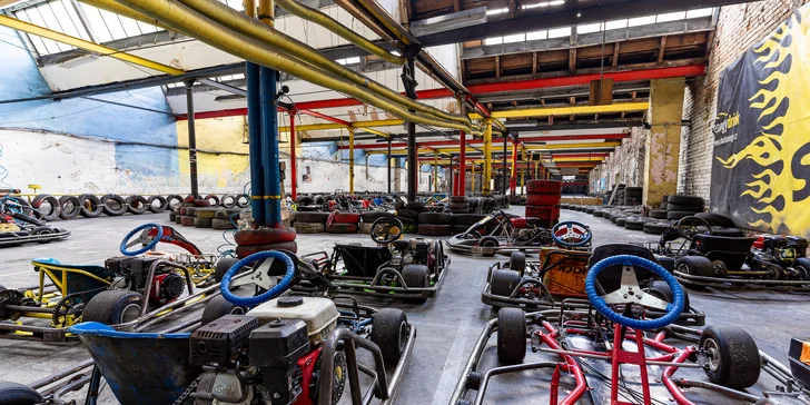 Prožeňte motokáru: 10 až 30 minut jízdy na velkém okruhu ve čtyřúrovňové hale pro 2 osoby