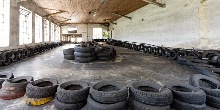 Prožeňte motokáru: 10 až 30 minut jízdy na velkém okruhu ve čtyřúrovňové hale pro 2 osoby