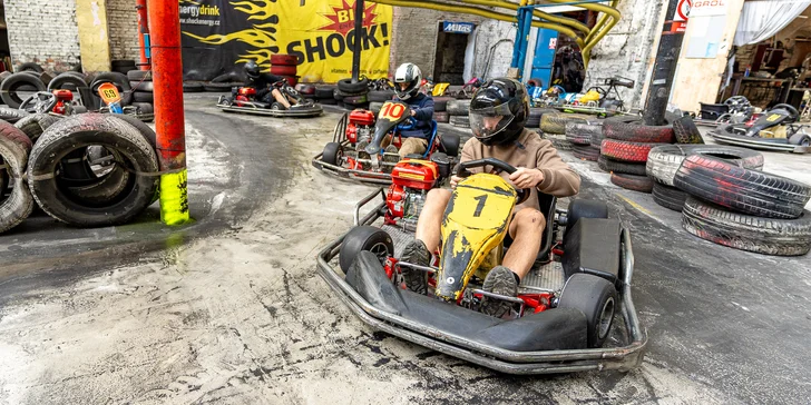 Prožeňte motokáru: 10 až 30 minut jízdy na velkém okruhu ve čtyřúrovňové hale pro 2 osoby