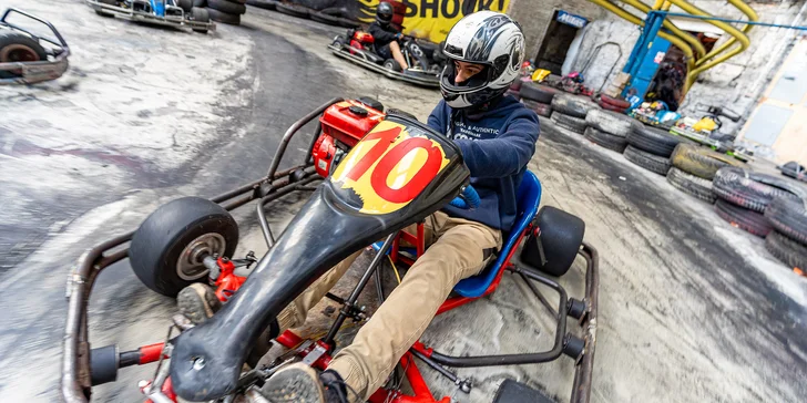 Prožeňte motokáru: 10 až 30 minut jízdy na velkém okruhu ve čtyřúrovňové hale pro 2 osoby