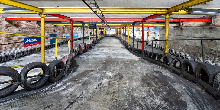 Prožeňte motokáru: 10 až 30 minut jízdy na velkém okruhu ve čtyřúrovňové hale pro 2 osoby