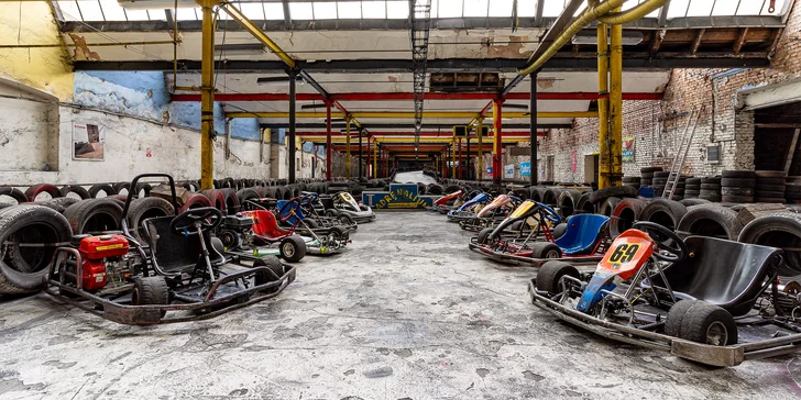 Prožeňte motokáru: 10 až 30 minut jízdy na velkém okruhu ve čtyřúrovňové hale pro 2 osoby