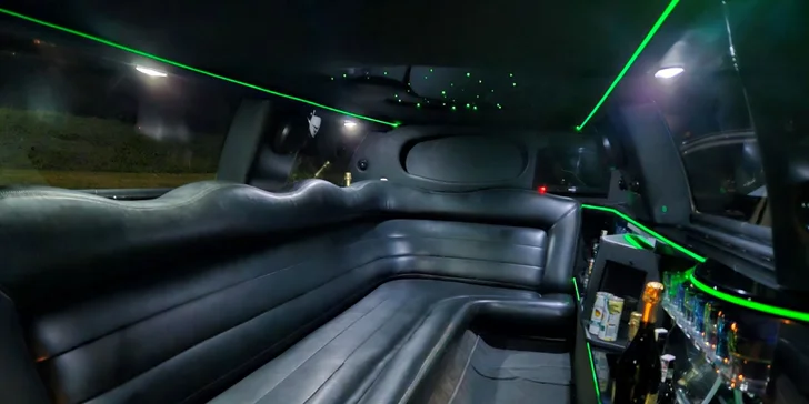Pořádná jízda v dlouhé limuzíně Lincoln Town Car: perfektní rande i rozlučka se svobodou