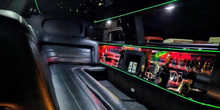 Pořádná jízda v dlouhé limuzíně Lincoln Town Car: perfektní rande i rozlučka se svobodou