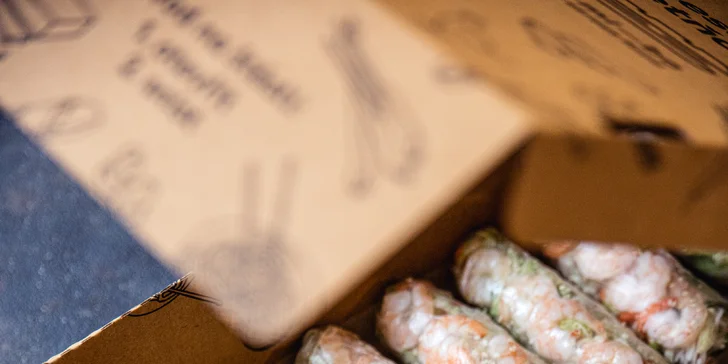 Box plný vietnamských baget nebo závitků a ledový čaj z bistra banh—mi—ba