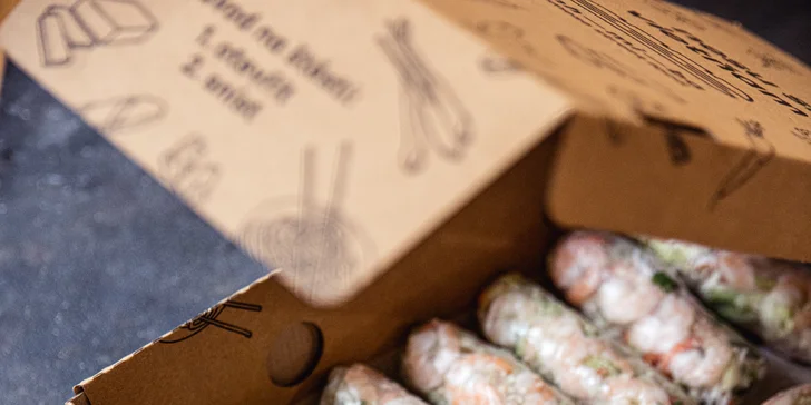 Box plný vietnamských baget nebo závitků a ledový čaj z bistra banh—mi—ba