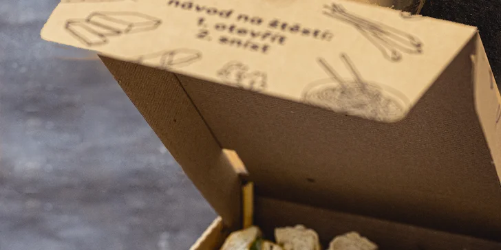 Box plný vietnamských baget nebo závitků a ledový čaj z bistra banh—mi—ba