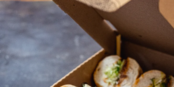 Box plný vietnamských baget nebo závitků a ledový čaj z bistra banh—mi—ba