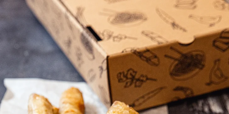 Box plný vietnamských baget nebo závitků a ledový čaj z bistra banh—mi—ba