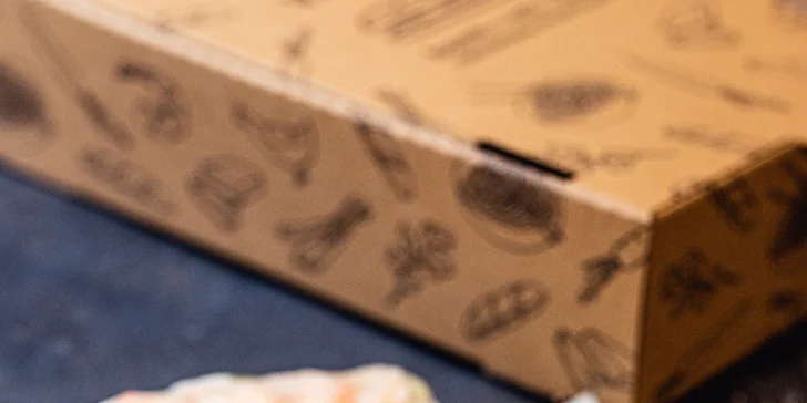 Box plný vietnamských baget nebo závitků a ledový čaj z bistra banh—mi—ba