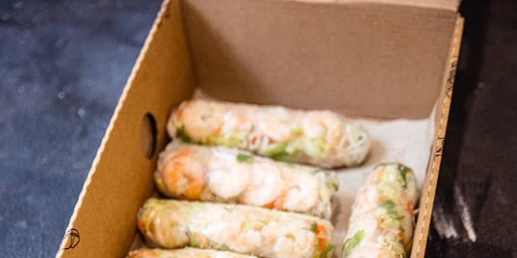 Box plný vietnamských baget nebo závitků a ledový čaj z bistra banh—mi—ba