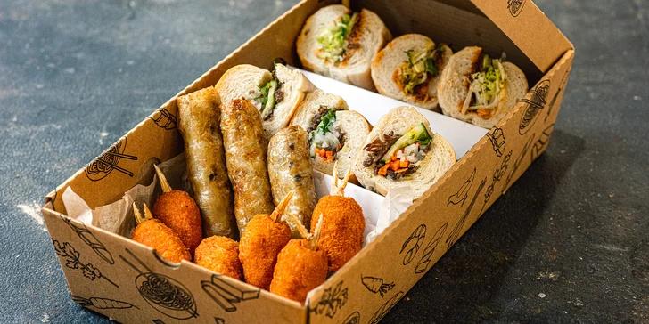 Box plný vietnamských baget nebo závitků a ledový čaj z bistra banh—mi—ba