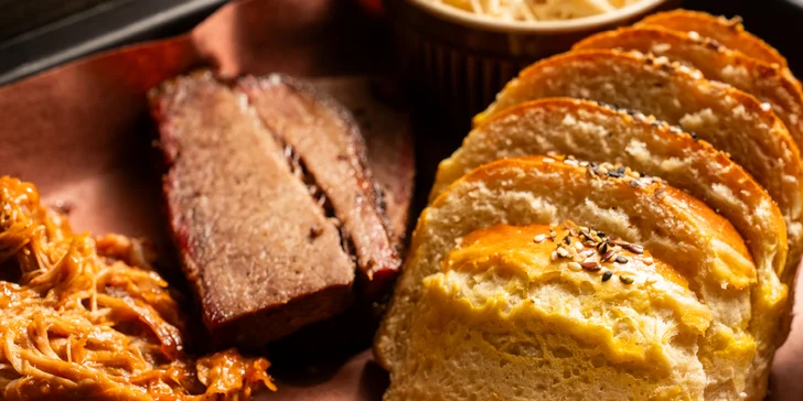 Otevřený voucher v hodnotě 1000-2000 Kč: skvěle hodnocený podnik s texaským barbecue