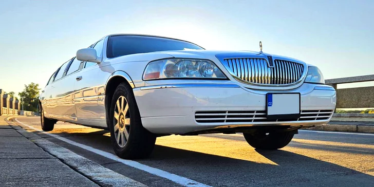 Pořádná jízda v dlouhé limuzíně Lincoln Town Car: perfektní rande i rozlučka se svobodou