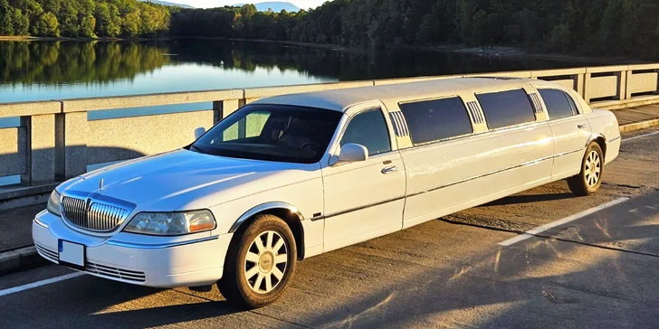 Pořádná jízda v dlouhé limuzíně Lincoln Town Car: perfektní rande i rozlučka se svobodou
