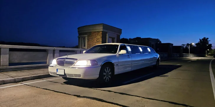 Pořádná jízda v dlouhé limuzíně Lincoln Town Car: perfektní rande i rozlučka se svobodou