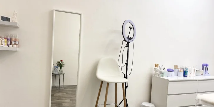 Permanentní make-up rtů nebo pudrové obočí
