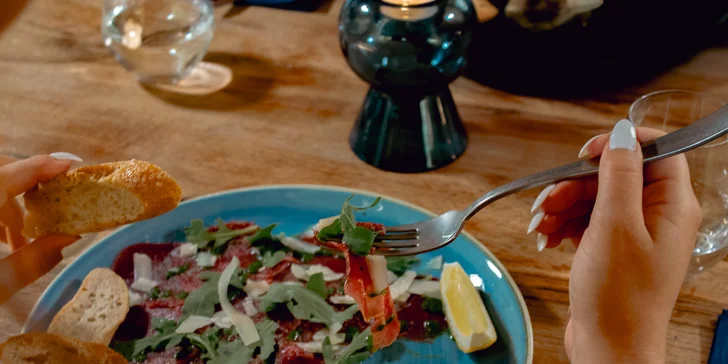 Steakové degustační menu pro 2 osoby: dva nebo tři chody i káva a lahev vína
