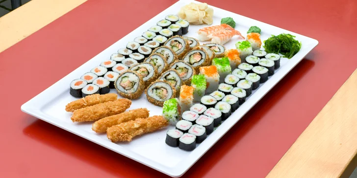 Set 59, 74 nebo 85 kousků sushi s lososem, tuňákem, avokádem i krabem