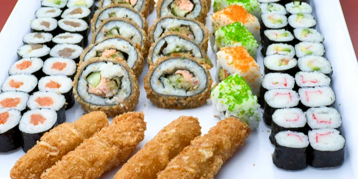 Set 59, 74 nebo 85 kousků sushi s lososem, tuňákem, avokádem i krabem