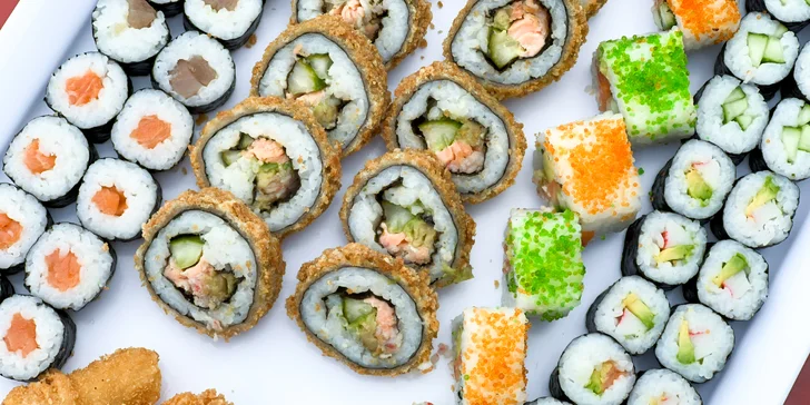 Set 59, 74 nebo 85 kousků sushi s lososem, tuňákem, avokádem i krabem