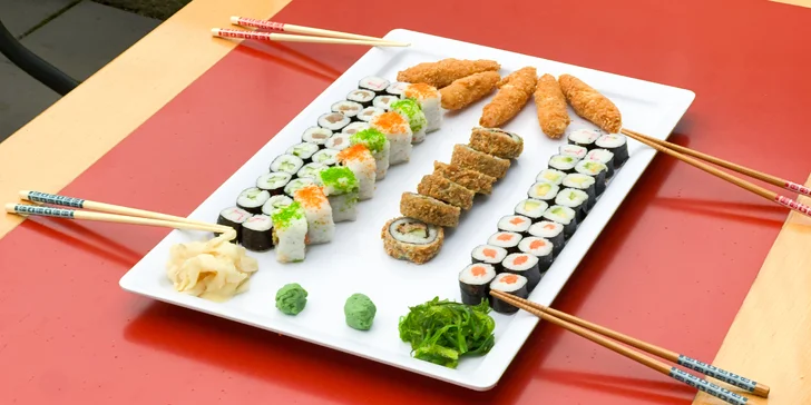 Set 59, 74 nebo 85 kousků sushi s lososem, tuňákem, avokádem i krabem