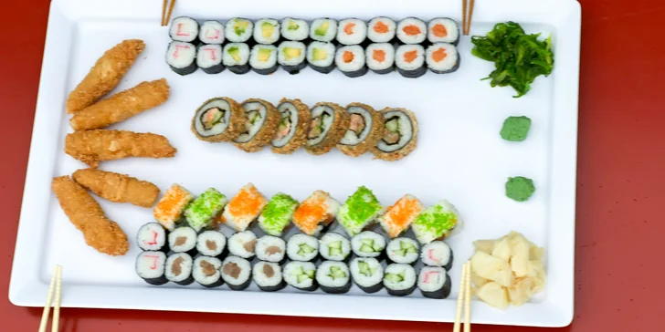 Set 59, 74 nebo 85 kousků sushi s lososem, tuňákem, avokádem i krabem