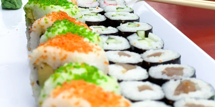 Set 59, 74 nebo 85 kousků sushi s lososem, tuňákem, avokádem i krabem