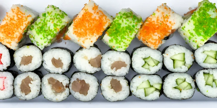 Set 59, 74 nebo 85 kousků sushi s lososem, tuňákem, avokádem i krabem