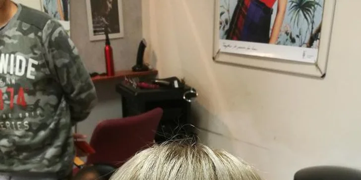 Dámský střih včetně regenerace a stylingu s možností barvení v Nuslích